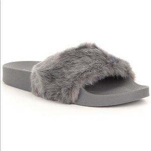 Steve Madden || Softey Grey Fur Slip On Sandals